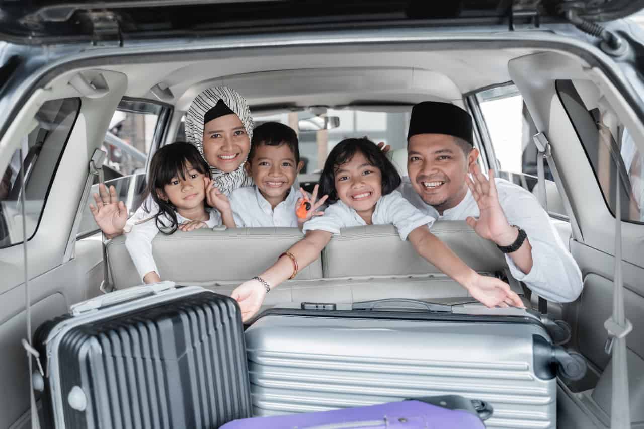 muslim family kids holiday trip